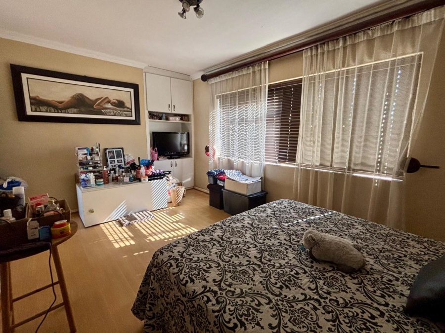 2 Bedroom Property for Sale in Goodwood Central Western Cape